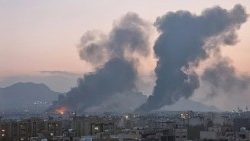 El humo y las llamas se elevan desde Isfahán tras los últimos atentados.