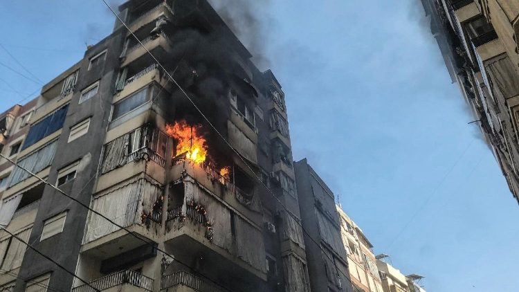 Un palazzo di Teheran in fiamme colpito dai bombardamenti nella guerra contro Stati Uniti e Israele 