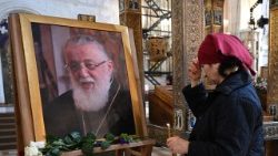 Una mujer rinde homenaje a Ilia II, Patriarca Católico de toda Georgia