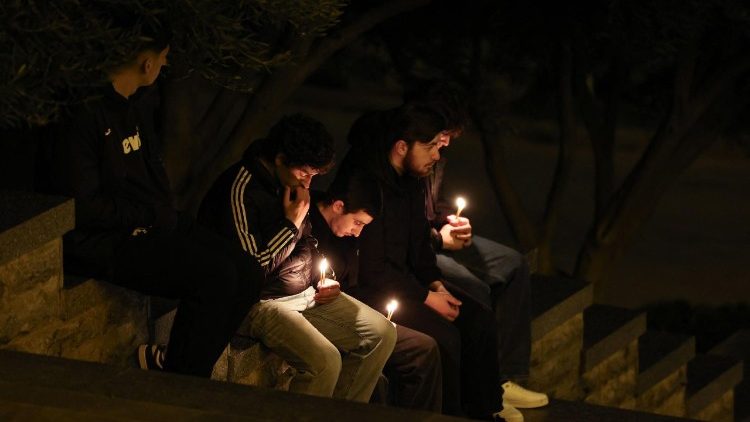 Sur le parvis de la cath&eacute;drale Tsminda Sameba, d&eacute;di&eacute;e &agrave; la Sainte Trinit&eacute;, le 18 mars 2026.