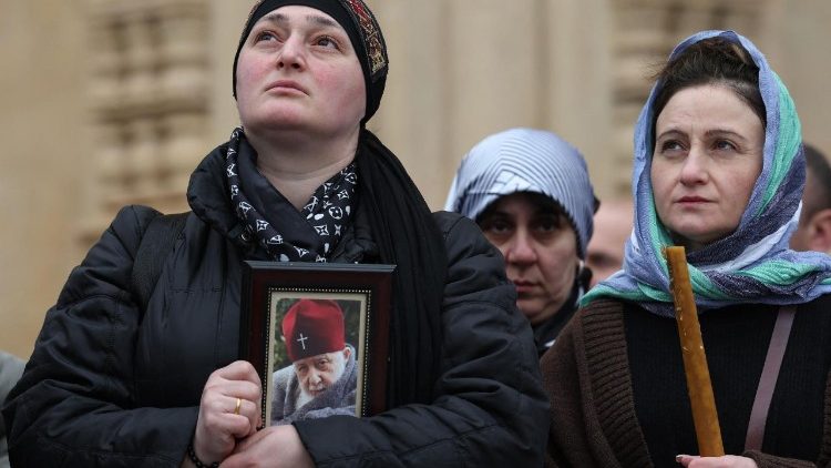 Fi&eacute;is lotaram a Catedral de Tbilisi