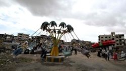 Il gioco dei bambini nei sobborghi desolati di Damasco