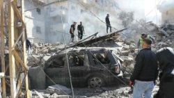 लेबनान के दक्षिणी शहर टायर पर इज़राइली हमले की जगह पर सहायता कर्मी पहुँचे।