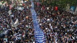 Vista aérea de manifestantes que sostienen retratos de personas desaparecidas durante una marcha hacia la Plaza de Mayo con motivo del 50.º aniversario del inicio de la última dictadura militar (1976-1983) en Buenos Aires, el 24 de marzo de 2026.