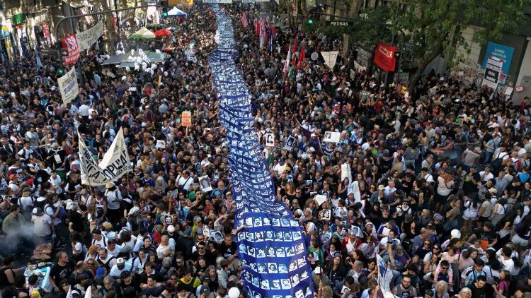 Vista aérea de manifestantes que sostienen retratos de personas desaparecidas durante una marcha hacia la Plaza de Mayo con motivo del 50.º aniversario del inicio de la última dictadura militar (1976-1983) en Buenos Aires, el 24 de marzo de 2026.