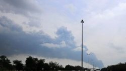 Kuwait: Fumaça sobe após ataque de drone iraniano no Aeroporto Internacional do Kuwait