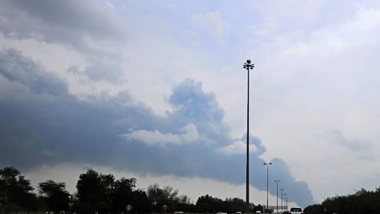 Kuwait: Fumaça sobe após ataque de drone iraniano no Aeroporto Internacional do Kuwait