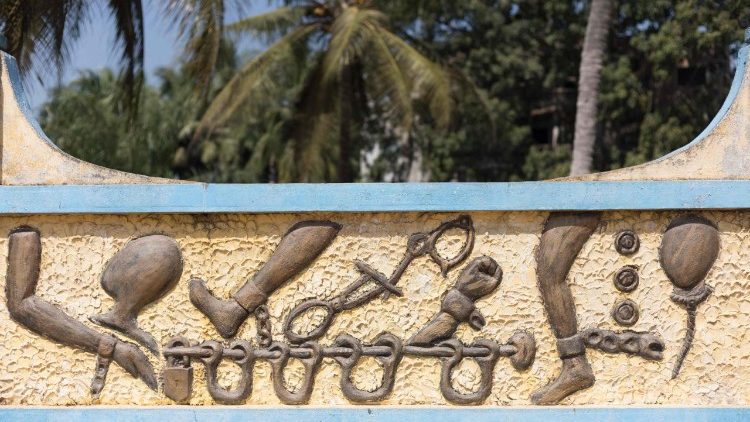 Un'immagine di un memoriale contro la tratta degli schiavi in Benin