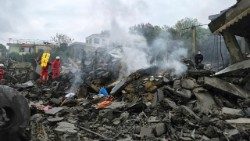 Helfer am Ort des Einschlags einer israelischen Rakete im Libanon (Kfar Roummane)