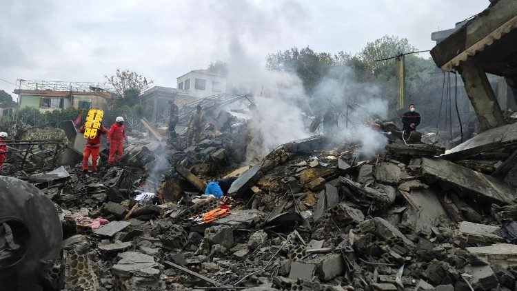 Helfer am Ort des Einschlags einer israelischen Rakete im Libanon (Kfar Roummane)
