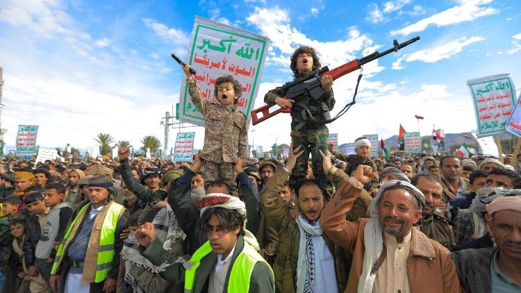 I sostenitori degli Houthi si radunano durante una manifestazione di solidarietà nella capitale yemenita di Sana'a 