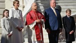 Pāvestu sagaida Monako princis Alberts II un princese Šarlēna