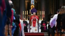 Papa Leoni XIV merr pjesë në një takim me komunitetin katolik në Katedralen e Zojës së Papërlyer të Monakos, si pjesë e udhëtimit të tij njëditor, në Monako, më 28 mars 2026.