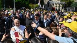 मोनाको के युवाओं एवं नवदीक्षार्थियों से मुलाकात करते संत पापा लियो 14वें