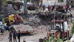 I danni causati da un missile iraniano caduto a Eshtaol nel centro di Israele