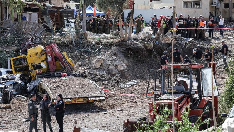 I danni causati da un missile iraniano caduto a Eshtaol nel centro di Israele