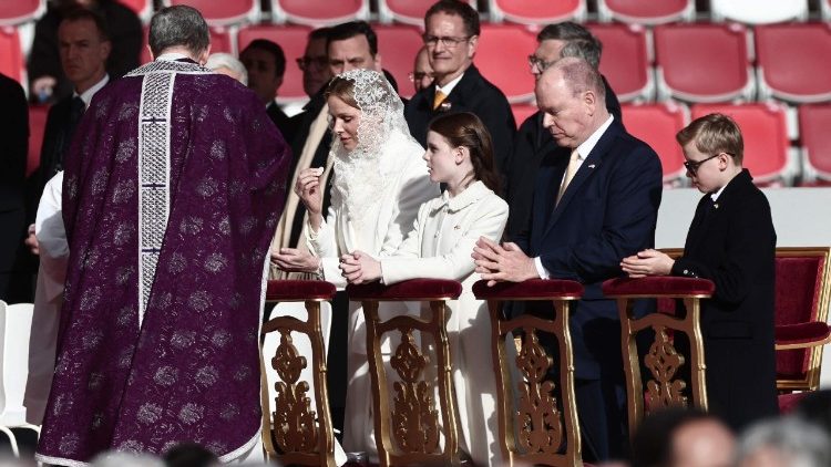 A monac&oacute;i hercegi csal&aacute;d Le&oacute; p&aacute;pa szentmis&eacute;j&eacute;n