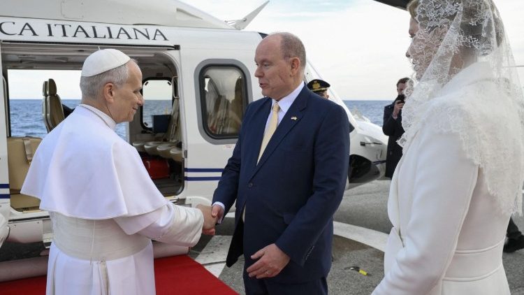 Leó pápa búcsút vesz a monacói hercegi pártól egynapos apostoli látogatása végén