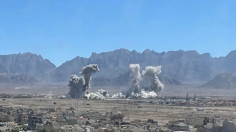Bombardeio de um local no centro do Irã (AFP)