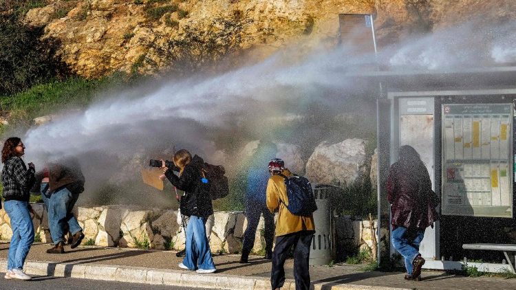 Die Polizei geht vor der Knesset mit Wasserwerfern gegen Demonstranten vor, die gegen die Ausweitung der Todesstrafe protestieren