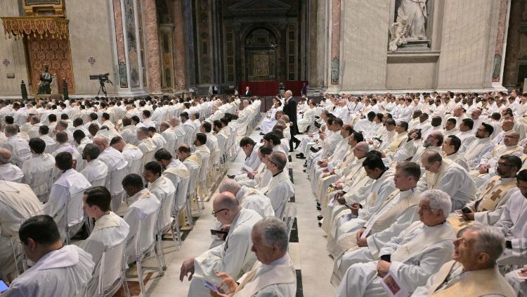 पुरोहितगण क्रिज्म मिस्सा में सहभागी होते हुए