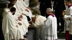 Leó pápa megmossa a vele koncelebráló újmisés papok lábát 