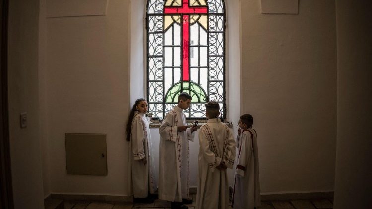 Chierichetti nella chiesa di san Salvatore nella città vecchia di Gerusalemme, il 2 aprile 2026 (Marco Longari/Afp)