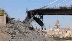 Il ponte B1 tra Teheran e Karaj distrutto da un attacco Usa