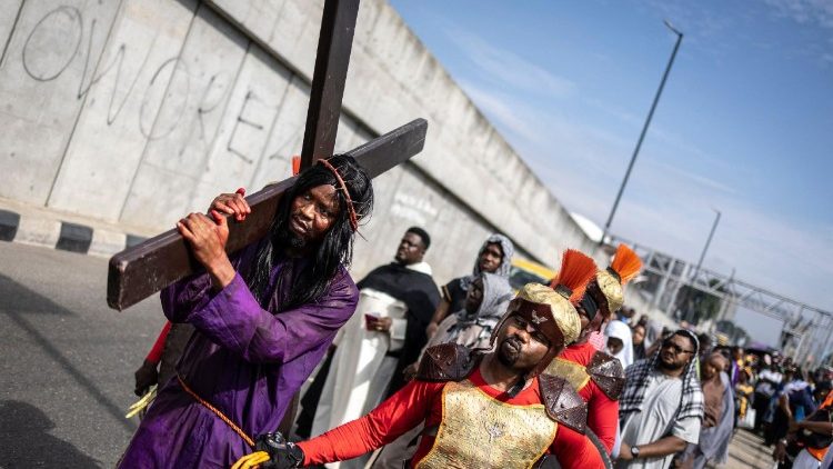 Нігерыйскія вернікі праводзяць працэсію ў Вялікую пятніцу, успамінаючы пакуты Хрыста