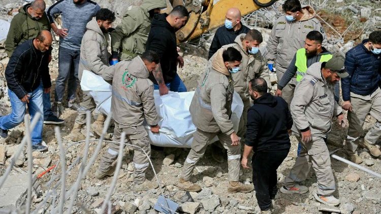 Equipes de resgate recuperam um corpo no local de um ataque aéreo israelense ocorrido na noite de 5 de abril de 2026, que atingiu a vila de Kfar Hatta (AFP or licensors)