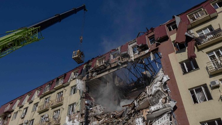 Equipes de resgate ucranianas trabalham em um pr&eacute;dio residencial gravemente danificado ap&oacute;s um ataque massivo em Odessa, em 6 de abril de 2026, durante a invas&atilde;o russa da Ucr&acirc;nia. Um ataque russo &agrave; cidade portu&aacute;ria de Odessa, no sul da Ucr&acirc;nia, matou tr&ecirc;s pessoas, incluindo uma crian&ccedil;a. (Foto de Oleksandr Gimanov / AFP)