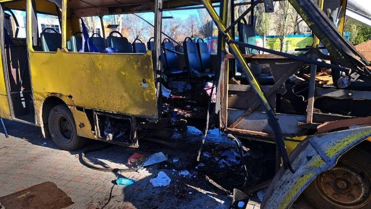 Drone russo atinge &ocirc;nibus em Nikopol, matando 3 e ferindo dezenas em 7 de abril de 2026