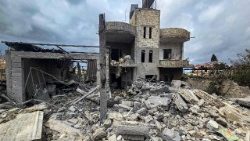Los escombros de un edificio destruido por los bombardeos israelíes en la localidad de Maarake, en el sur del Líbano