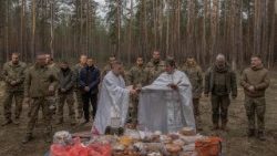 Célébration de la Pâques orthodoxe avec des soldats ukrainiens dans la région de Kharkiv, ce dimanche 12 avril 2026. 