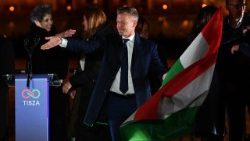 Il nuovo primo ministro ungherese Magyar festeggia la vittoria elettorale