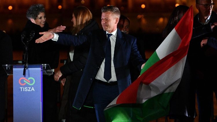 Il nuovo primo ministro ungherese Magyar festeggia la vittoria elettorale