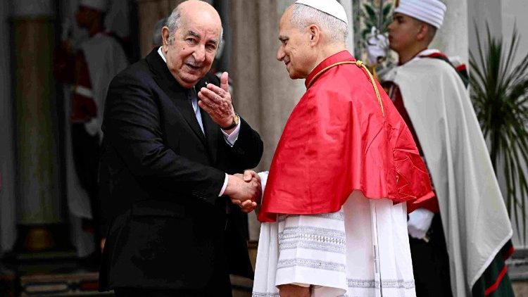 Прэзідэнт Алжыра Абдэльмаджыд Тэбун вітае Папу ля Прэзідэнцкага палаца “El Mouradia”