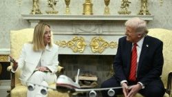 l presidente degli Stati Uniti Donald Trump incontra il primo ministro italiano Giorgia Meloni nello Studio Ovale della Casa Bianca a Washington, DC, il 17 aprile 2025
