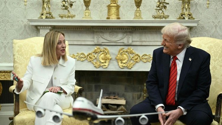l presidente degli Stati Uniti Donald Trump incontra il primo ministro italiano Giorgia Meloni nello Studio Ovale della Casa Bianca a Washington, DC, il 17 aprile 2025