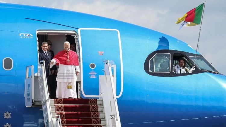 Папскі самалёт на лётным полі міжнароднага аэрапорта Яўндэ-Нсімален