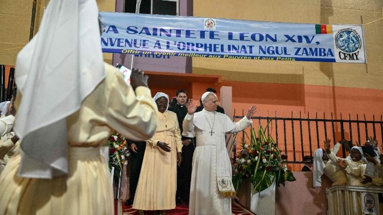 La llegada del Papa le&oacute;n al Orfanato de Nglu Zamba en Yaund&eacute;