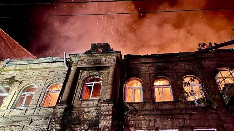 Esta imagem divulgada pela Administra&ccedil;&atilde;o Militar Regional de Dnipropetrovsk, datada de 16 de abril de 2026, mostra a fuma&ccedil;a de um inc&ecirc;ndio em um pr&eacute;dio ap&oacute;s um ataque russo em Dnipro. O n&uacute;mero de mortos em decorr&ecirc;ncia dos ataques russos na Ucr&acirc;nia subiu para tr&ecirc;s, informaram as autoridades locais em 16 de abril, ap&oacute;s a R&uacute;ssia ter bombardeado seu vizinho com ataques noturnos. (Foto: Divulga&ccedil;&atilde;o / Administra&ccedil;&atilde;o Militar Regional de Dnipropetrovsk / AFP)