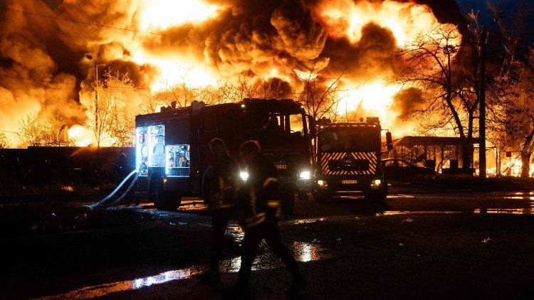 Bombeiros combatem um inc&ecirc;ndio em um local de reciclagem de materiais ap&oacute;s um ataque russo em Kiev, em 16 de abril de 2026, em meio &agrave; invas&atilde;o russa da Ucr&acirc;nia. Ataques noturnos mataram tr&ecirc;s pessoas, incluindo um menino na Ucr&acirc;nia e duas crian&ccedil;as na R&uacute;ssia, disseram autoridades de ambos os pa&iacute;ses em 16 de abril. Moscou tem disparado centenas de drones contra seu vizinho quase todas as noites desde o in&iacute;cio da guerra que j&aacute; dura quatro anos, e Kiev responde regularmente com ataques dentro da R&uacute;ssia. (Foto de Serhii Okunev / AFP)