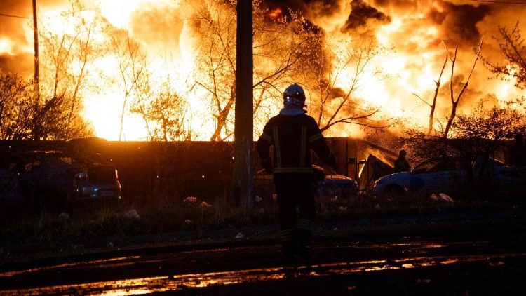 Bombeiros combatem um inc&ecirc;ndio em um local de reciclagem de materiais ap&oacute;s um ataque russo em Kiev, em 16 de abril de 2026, em meio &agrave; invas&atilde;o russa da Ucr&acirc;nia. Ataques noturnos mataram tr&ecirc;s pessoas, incluindo um menino na Ucr&acirc;nia e duas crian&ccedil;as na R&uacute;ssia, disseram autoridades de ambos os pa&iacute;ses em 16 de abril. Moscou tem disparado centenas de drones contra seu vizinho quase todas as noites desde o in&iacute;cio da guerra que j&aacute; dura quatro anos, e Kiev responde regularmente com ataques dentro da R&uacute;ssia. (Foto de Serhii Okunev / AFP)