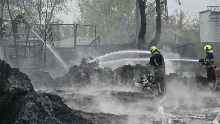 Bombeiros trabalham em um local ap&oacute;s um ataque russo em Kiev, em 16 de abril de 2026, em meio &agrave; invas&atilde;o russa da Ucr&acirc;nia. Ataques russos mataram pelo menos 12 pessoas na Ucr&acirc;nia, disseram autoridades locais em 16 de abril, depois que Moscou bombardeou seu vizinho em ataques noturnos. (Foto de Genya SAVILOV / AFP)