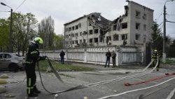  I vigili del fuoco lavorano sul luogo di un attacco russo a Kyiv, il 16 aprile