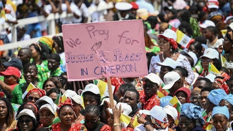 Людзі ў аэрапорце Баменды сустракаюць Льва XIV