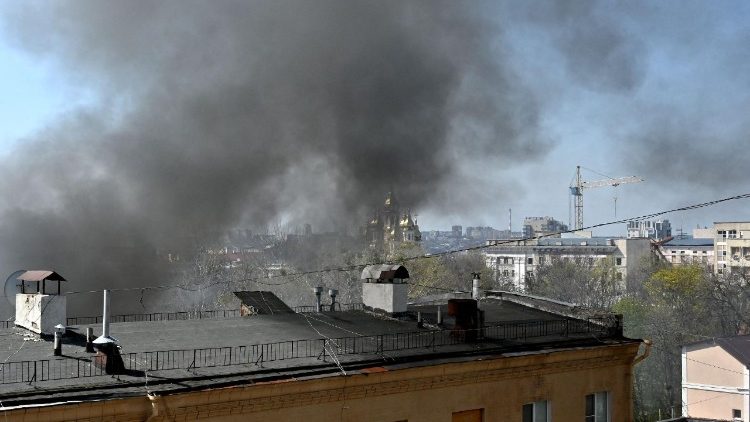 Fuma&ccedil;a sobe acima dos pr&eacute;dios no local de um ataque a&eacute;reo em Kharkiv, em 16 de abril de 2026, em meio &agrave; invas&atilde;o russa da Ucr&acirc;nia. Um ataque maci&ccedil;o de drones e m&iacute;sseis russos matou pelo menos 16 pessoas em cidades por toda a Ucr&acirc;nia, mais de quatro anos ap&oacute;s o in&iacute;cio da guerra, com as negocia&ccedil;&otilde;es de paz paralisadas, disseram autoridades ucranianas em 16 de abril de 2026. (Foto de SERGEY BOBOK / AFP)