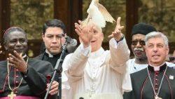 Papst mit weißer Taube in Bamenda im Nordosten Kameruns