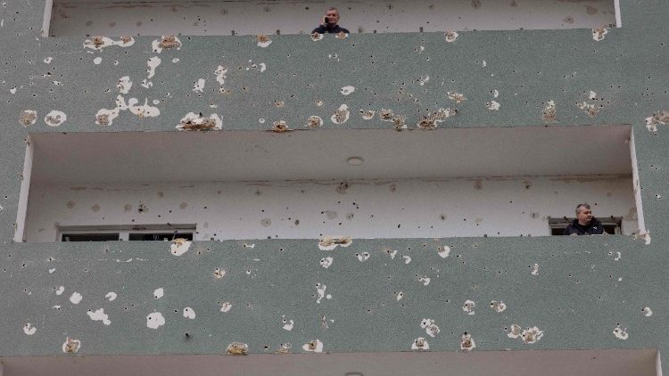 Dois homens observam de varandas danificadas ap&oacute;s um ataque russo em Kiev, em 16 de abril de 2026, durante a invas&atilde;o russa da Ucr&acirc;nia. Ataques russos massivos contra a Ucr&acirc;nia deixaram pelo menos 19 mortos durante a noite de 15 para 16 de abril, principalmente em Kiev e Odessa, disseram as autoridades ucranianas em 16 de abril de 2026, descrevendo esses ataques como alguns dos mais mortais das &uacute;ltimas semanas. (Foto de Tetiana DZHAFAROVA / AFP)